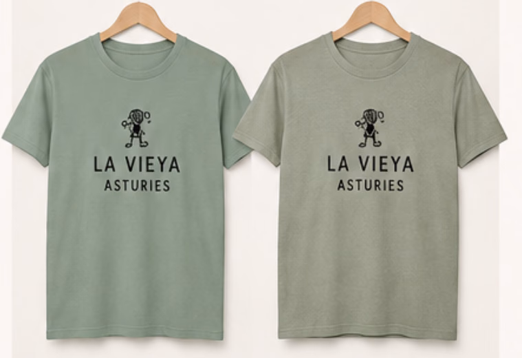 Dos camisetes de La Vieya col mesmu diseñu, en tonos de verde llixeramente distintos