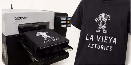 Imprentadora DTG imprentando'l diseñu de La Vieya direutamente sobre una camiseta negra